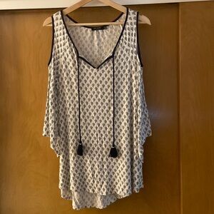 Max Jeans cold shoulder top, 3/4 length sleeves. Soft, thin material.